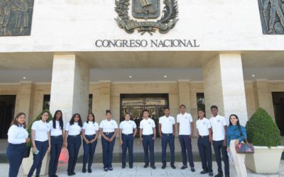 El Senado muestra sus instalaciones a estudiantes del Politécnico Pedro Antonio Frías de Monseñor Nouel