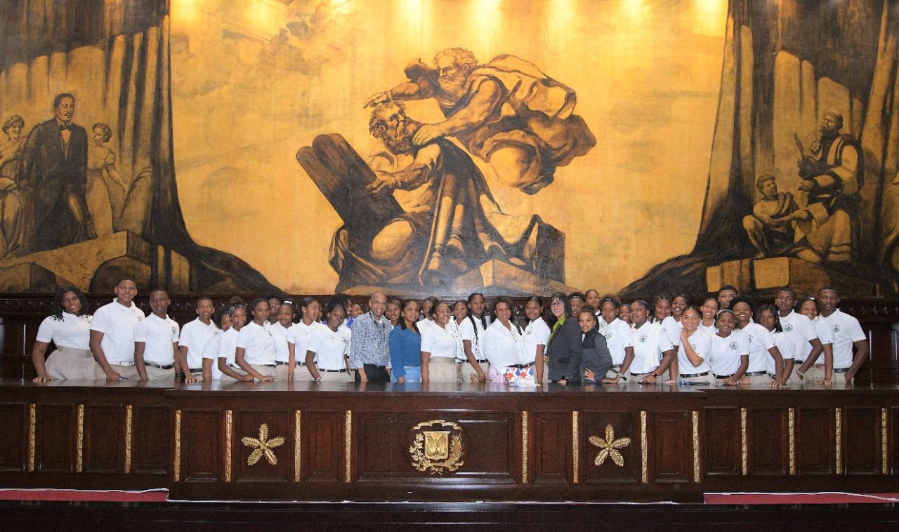 El Senado recibe a estudiantes de Nigua San Cristobal 2