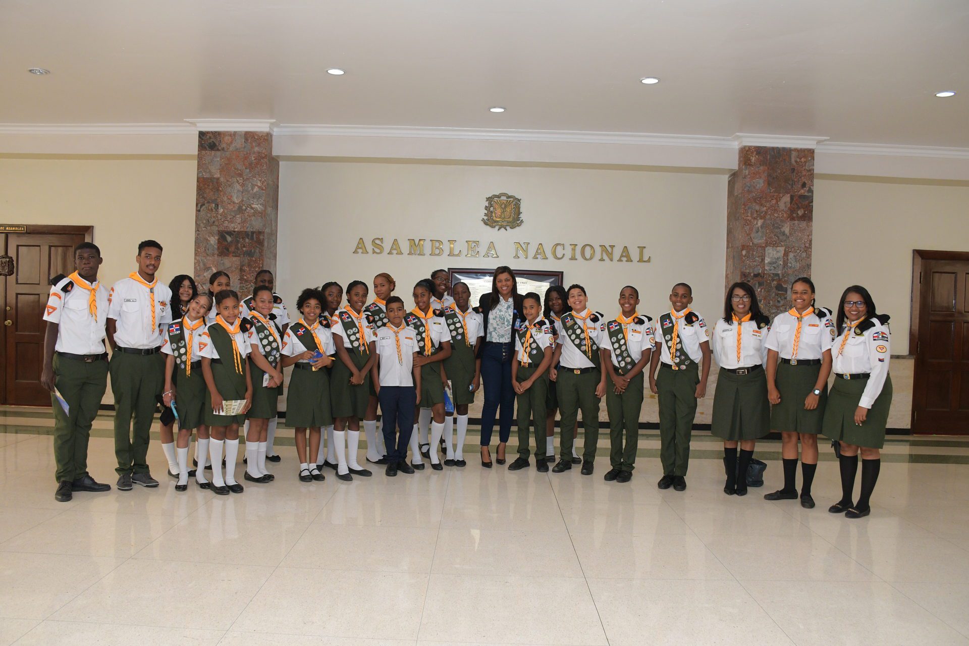 El Senado recibe a jovenes misioneros del Club de Conquistadores de la Iglesia Adventista de Santo Domingo Este 7 scaled