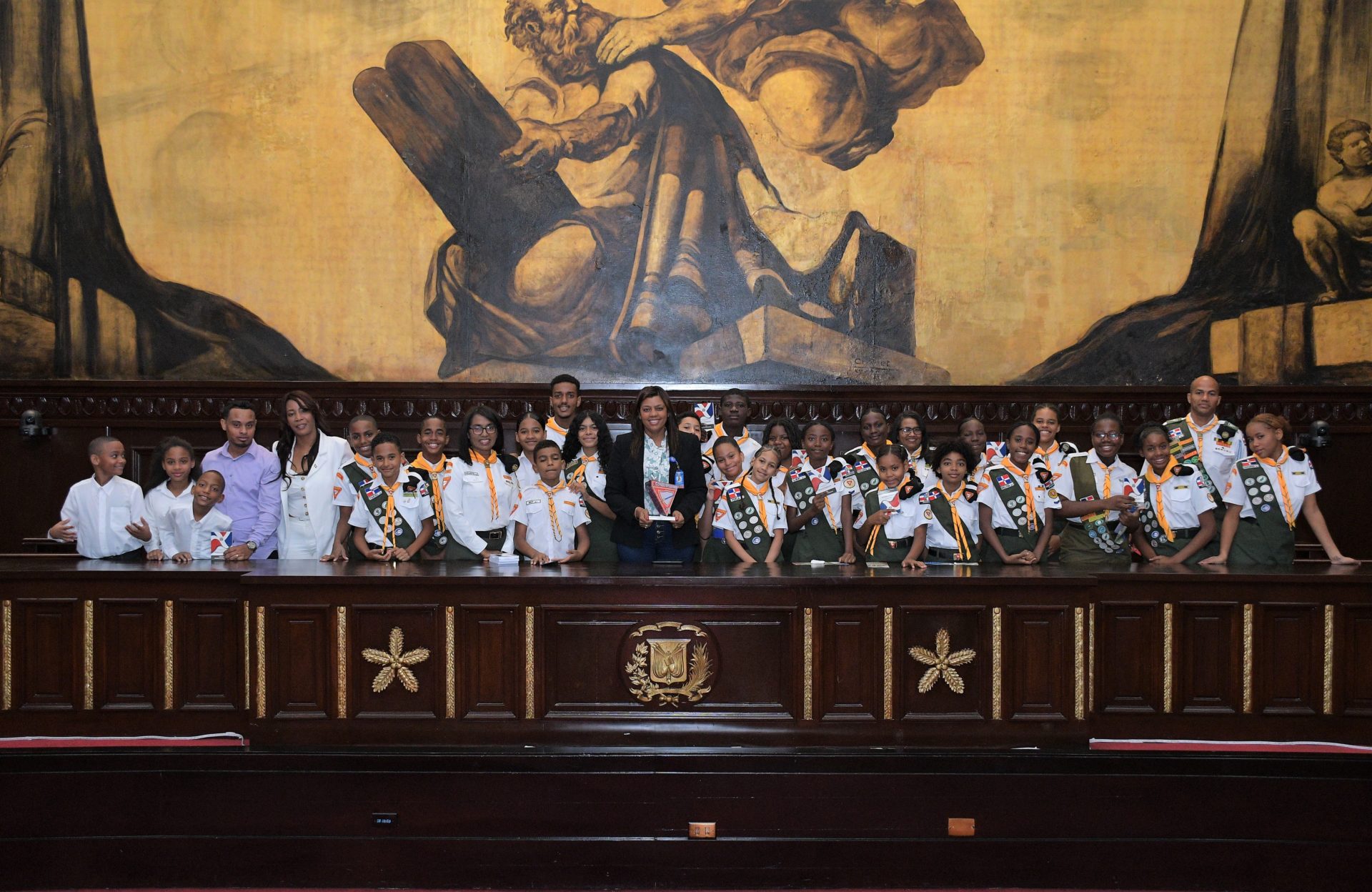 El Senado recibe a jovenes misioneros del Club de Conquistadores de la Iglesia Adventista de Santo Domingo Este 9 scaled