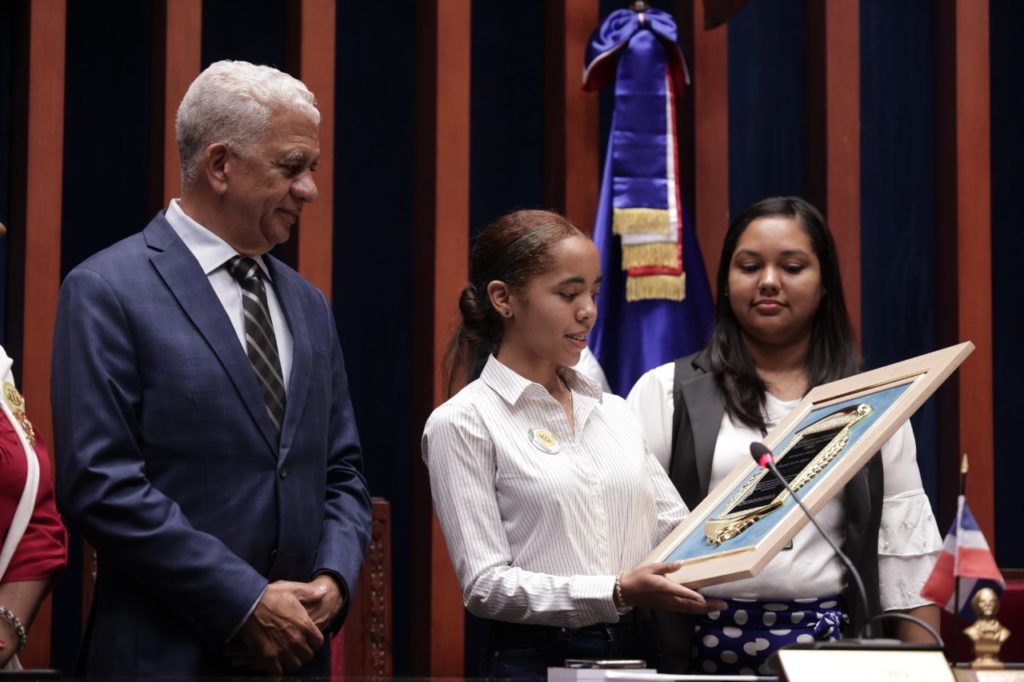 El Senado recibe estudiantes de la Universidad Tecnologica del Cibao Oriental UTECO 1