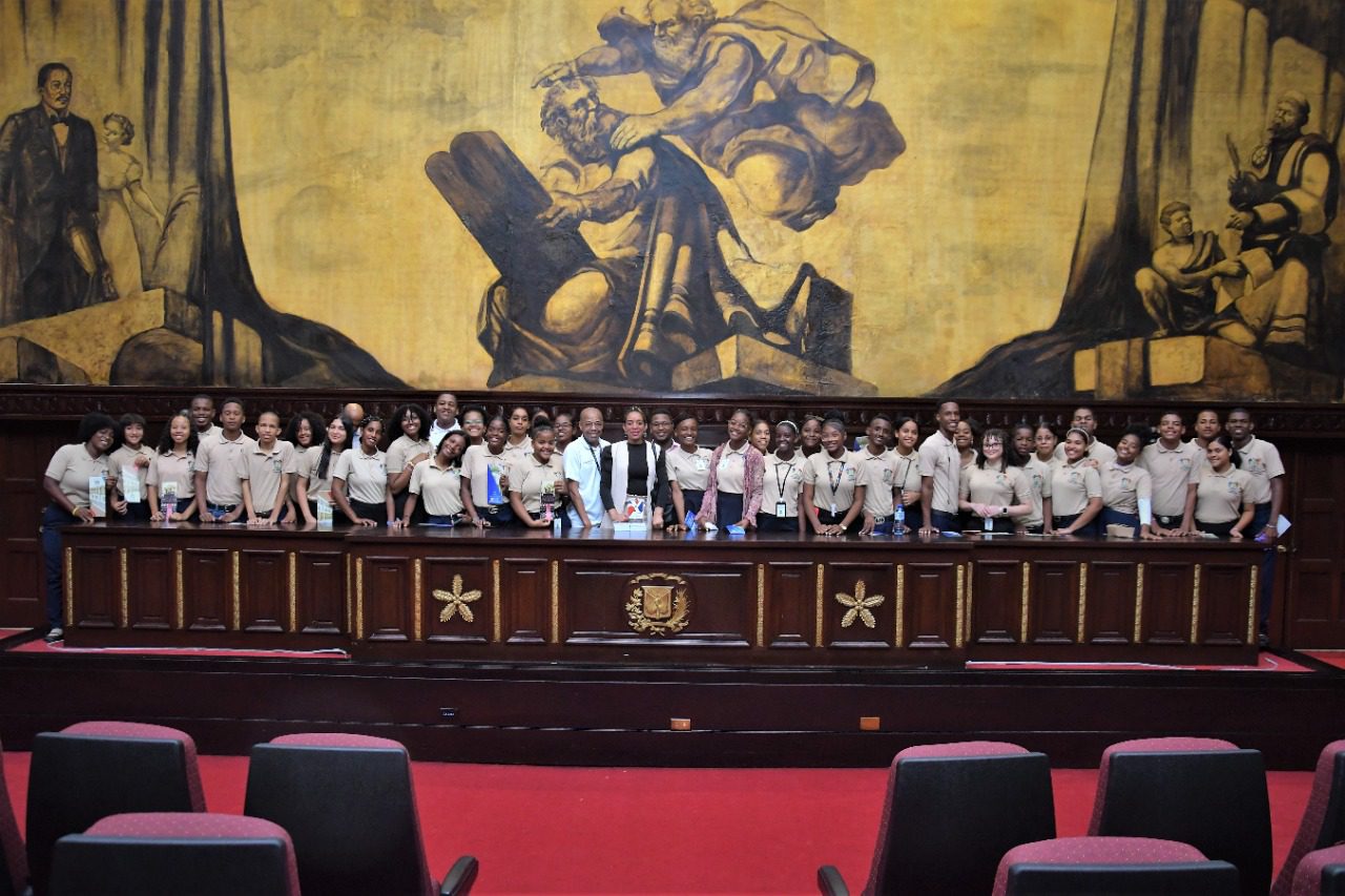 El Senado recibe estudiantes del Politecnico Antonio Figaris Baez