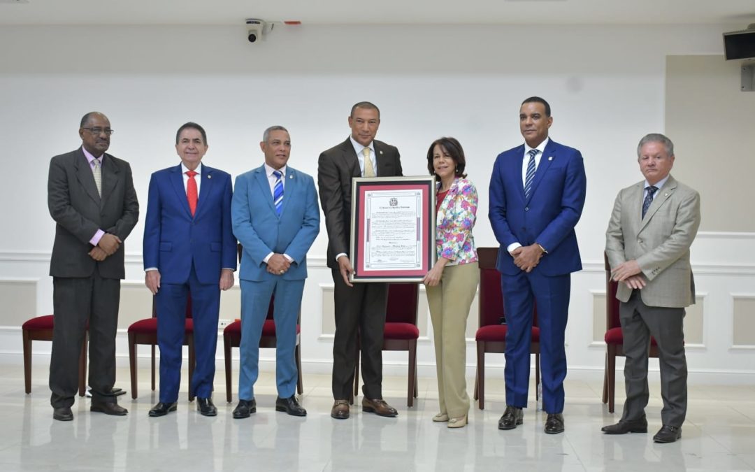 El Senado reconoce a destacados actores y diseñador de moda por sus aportes al arte y la cultura dominicana