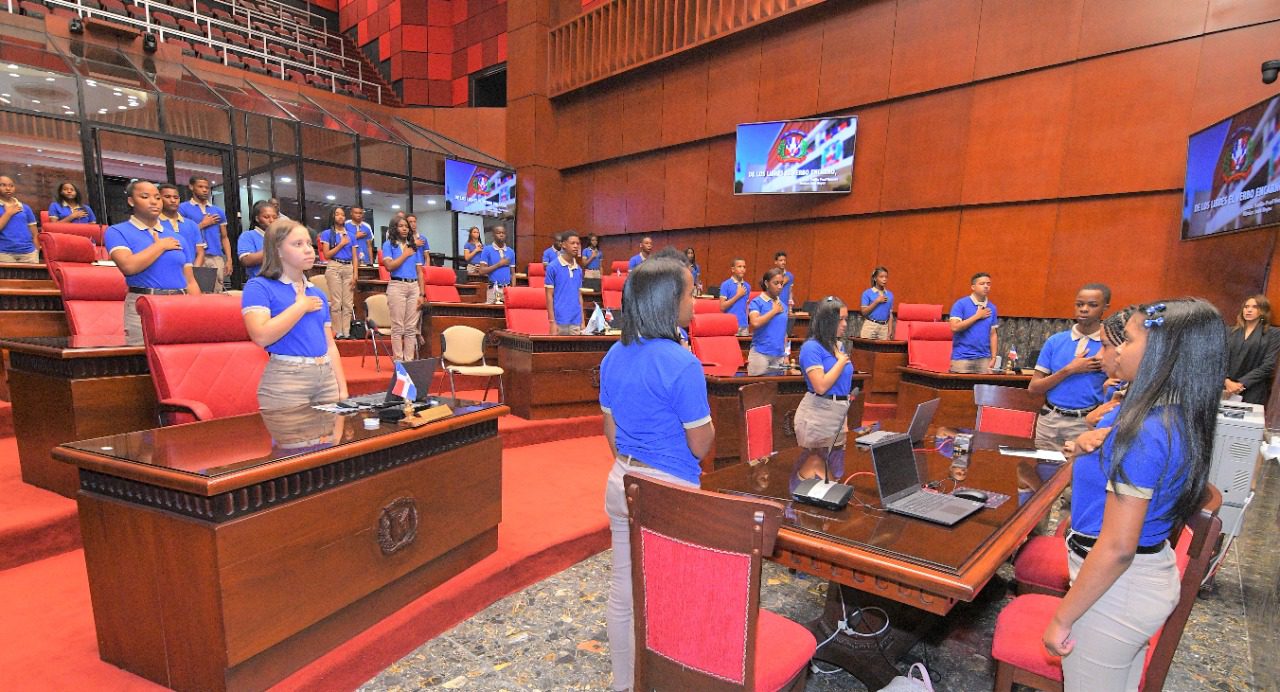 Estudiantes de Centro Educativo de San Cristobal visitan el Senado de la Republica 1