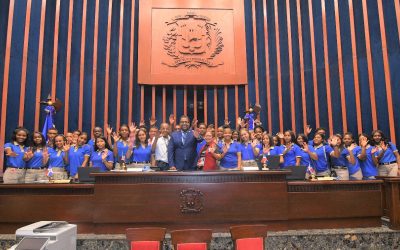 Estudiantes de Centro Educativo de San Cristóbal visitan el Senado de la República