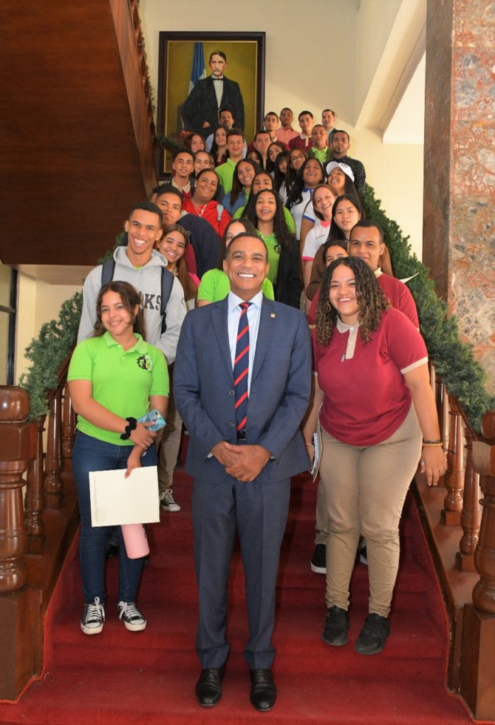 Estudiantes y docentes de centros educativos provincia Espaillat recorren el Senado 1