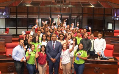 Estudiantes y docentes de centros educativos provincia Espaillat recorren el Senado