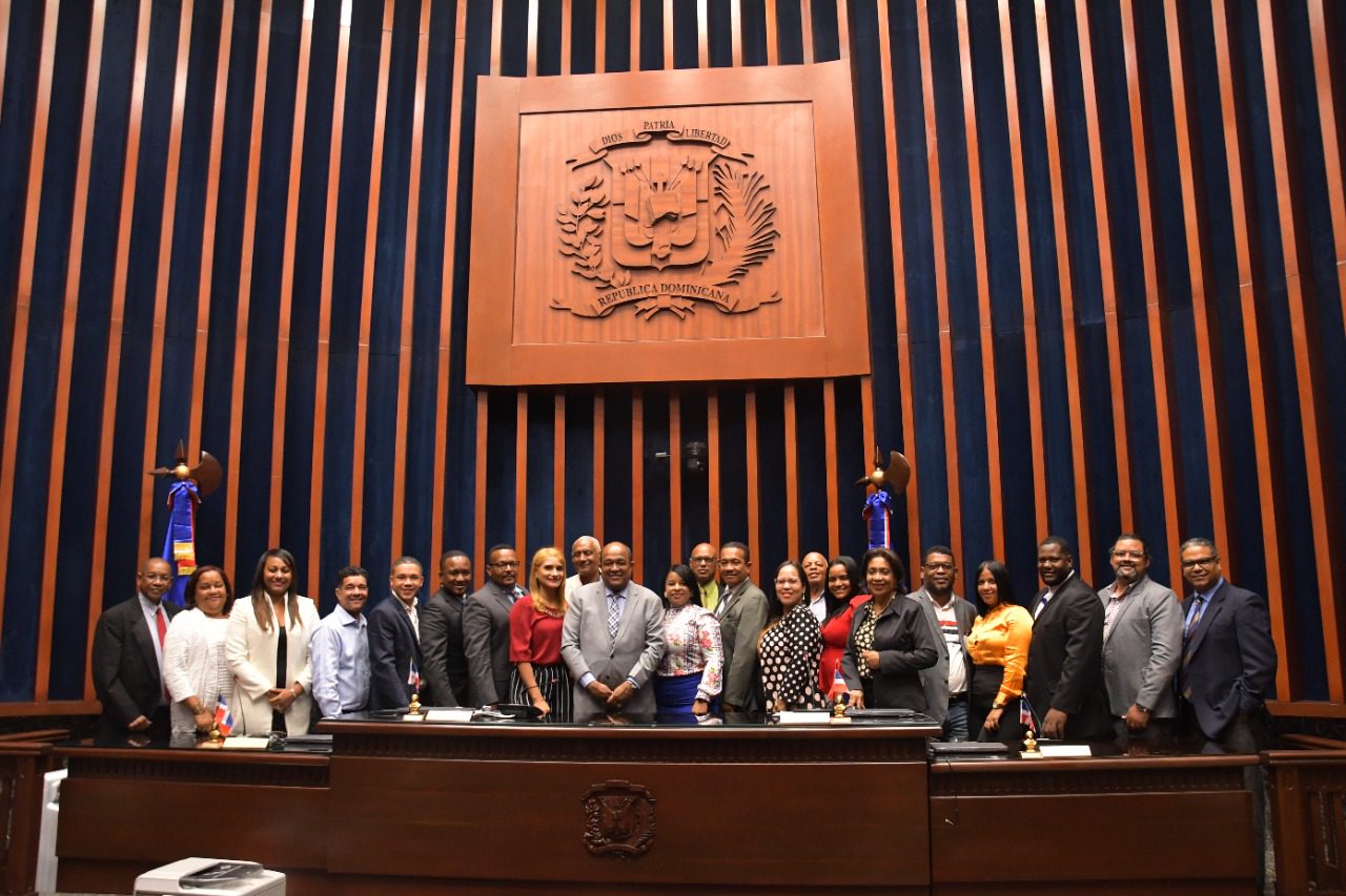 Locutores de la provincia Montecristi recorren el Senado de la Republica 2
