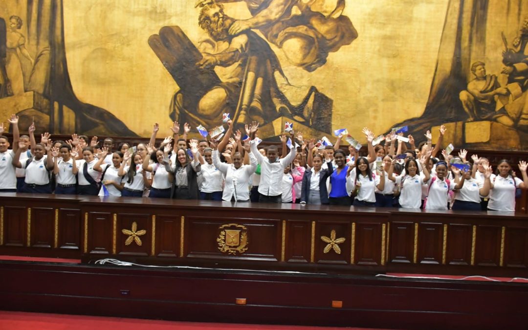 Historial de Noticias 7 Senado recibe estudiantes del Colegio Universal Alfa