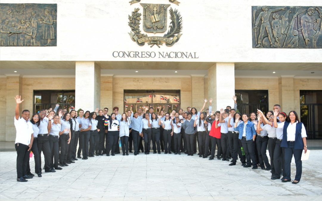 Estudiantes de la Escuela Salesiana Sagrado Corazón de Jesús, del Distrito Nacional, visitan la Cámara Alta