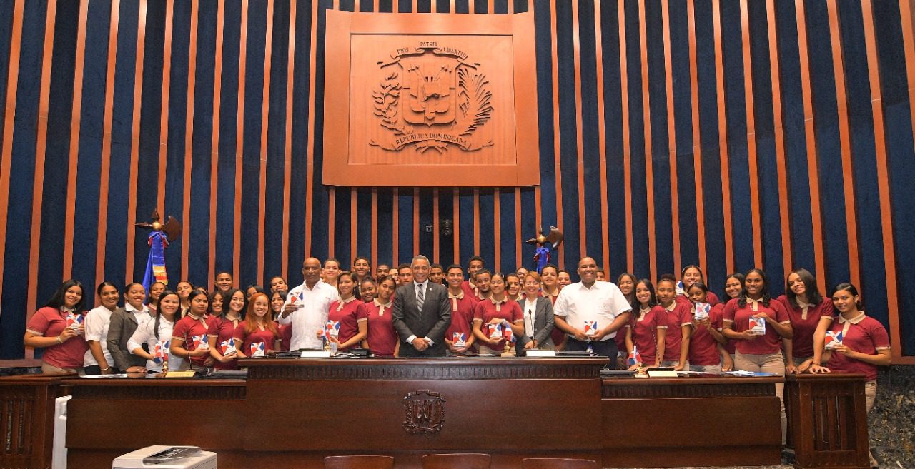 Estudiantes de la provincia Duarte conocen el Senado de la Republica 4