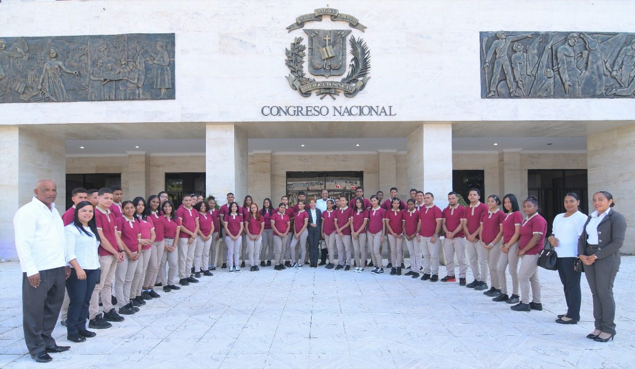 Estudiantes de la provincia Duarte conocen el Senado de la Republica 5