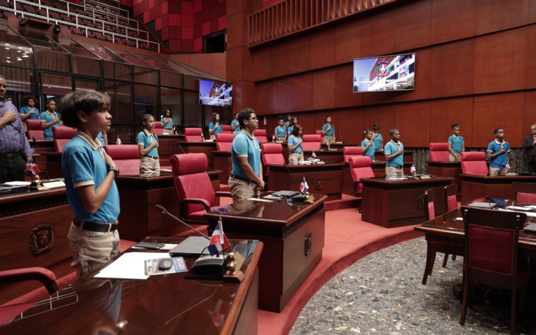 Estudiantes del Liceo Guarocuya, de Barahona, recorren las instalaciones del Senado de la República