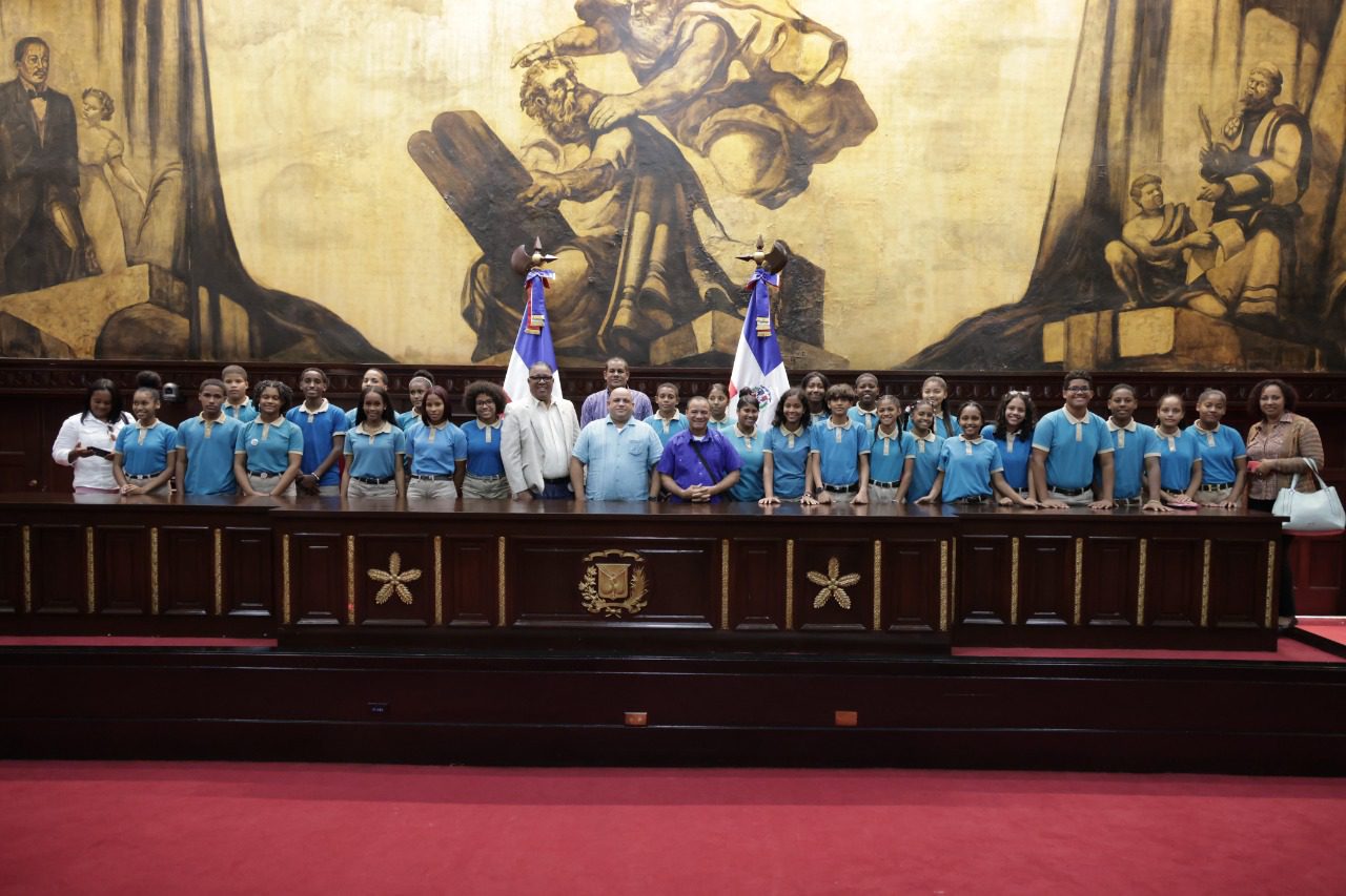 Estudiantes del Liceo Guarocuya de Barahona recorren las instalaciones del Senado de la Republica 2