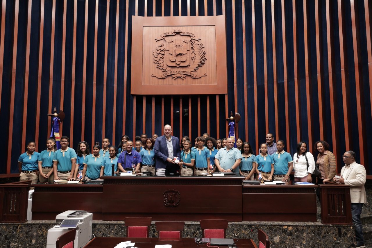 Estudiantes del Liceo Guarocuya de Barahona recorren las instalaciones del Senado de la Republica 5