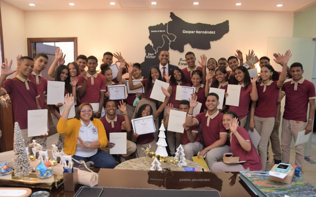 El Senado muestra sus instalaciones a estudiantes del Liceo Secundario Gregorio Luperón, de la provincia Espaillat