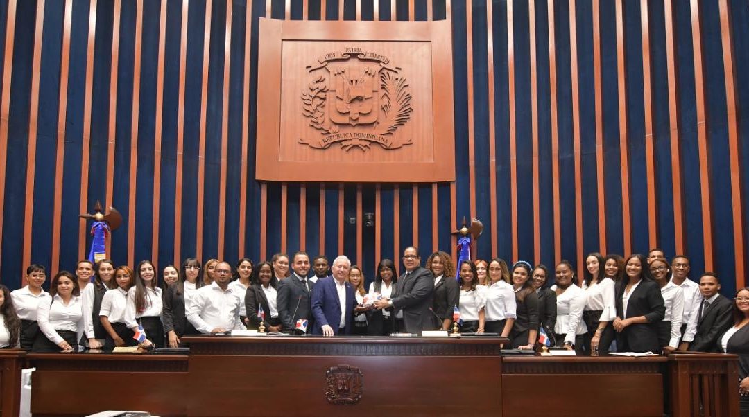 El Senado recibe a estudiantes de la Universidad del Caribe