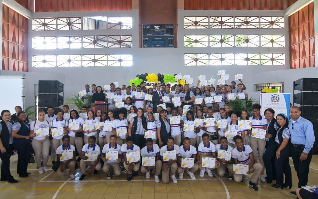 Juventud Prende y Emprende gradúa más de 2,000 jóvenes en La Romana