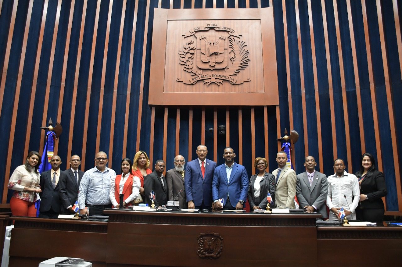 Locutores de El Seibo son senadores por un dia durante visita guiada al Senado 1