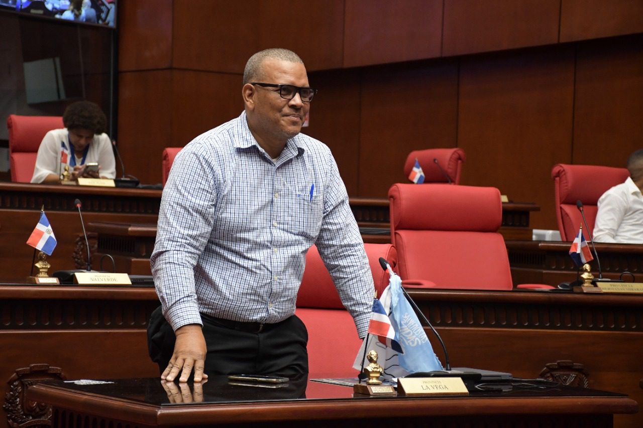 Locutores de El Seibo son senadores por un dia durante visita guiada al Senado 2