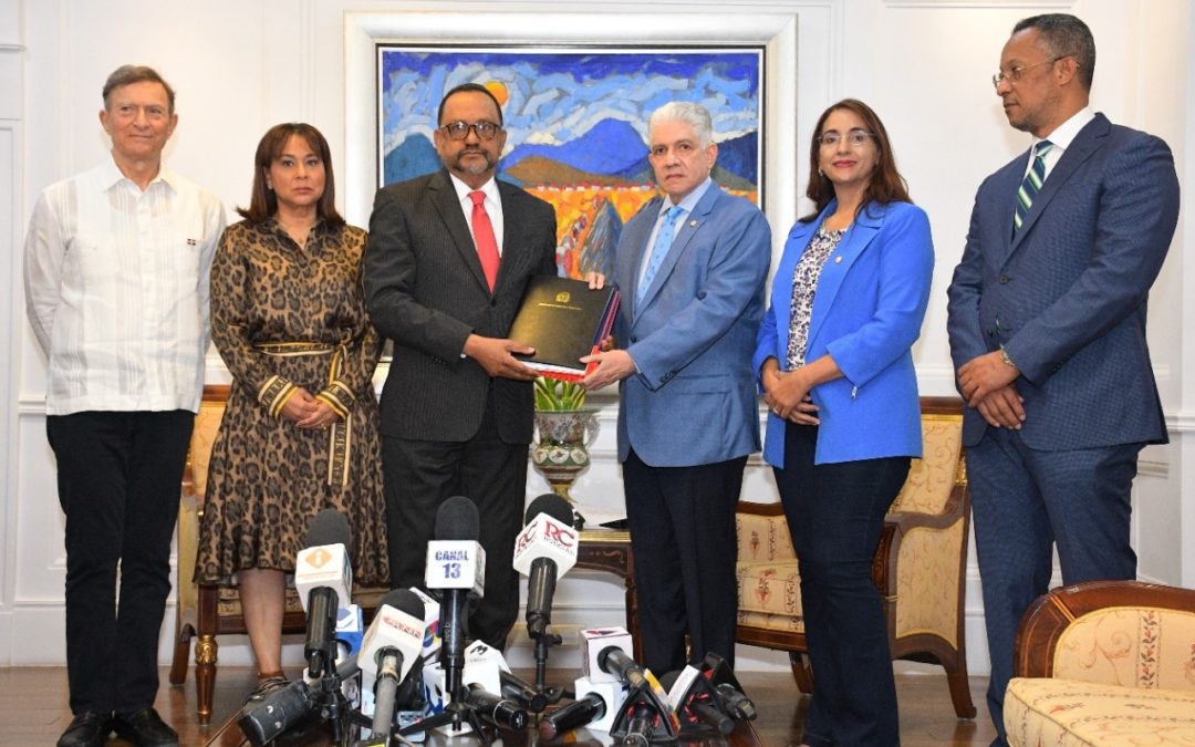 Presidente del Senado recibe varios proyectos de leyes procedentes del Poder Ejecutivo