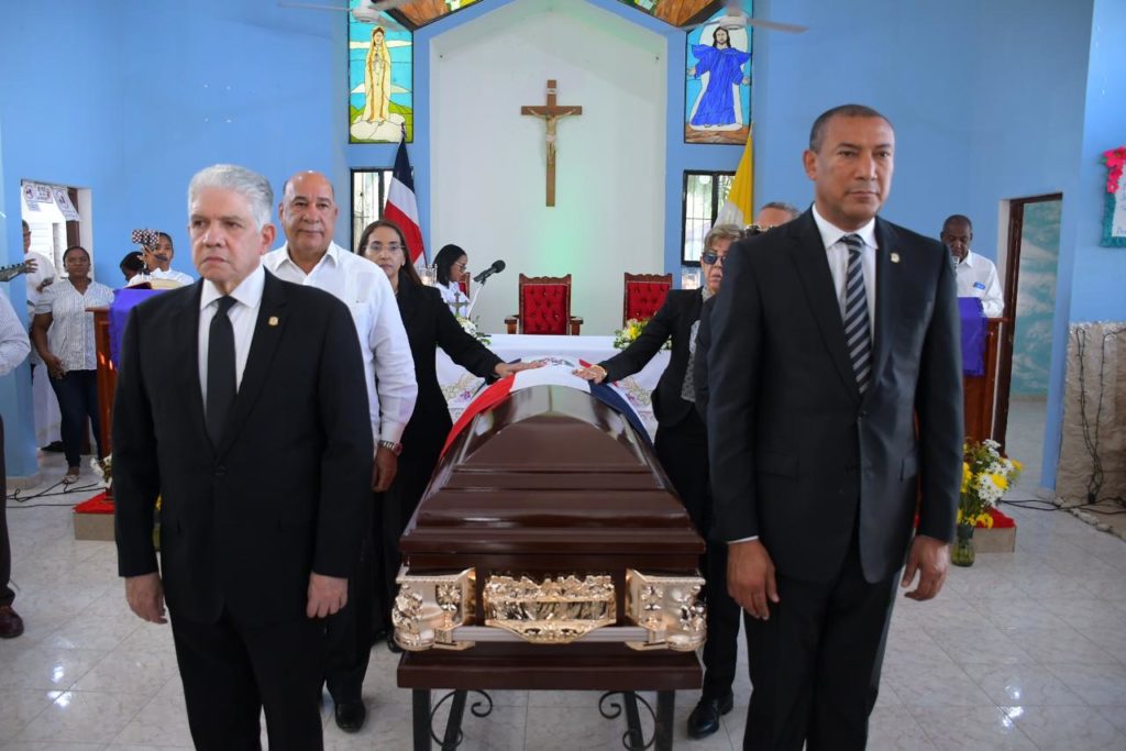 Senadores realizan guardia de honor en funeral del exsenador Francisco Jimenez Reyes 3