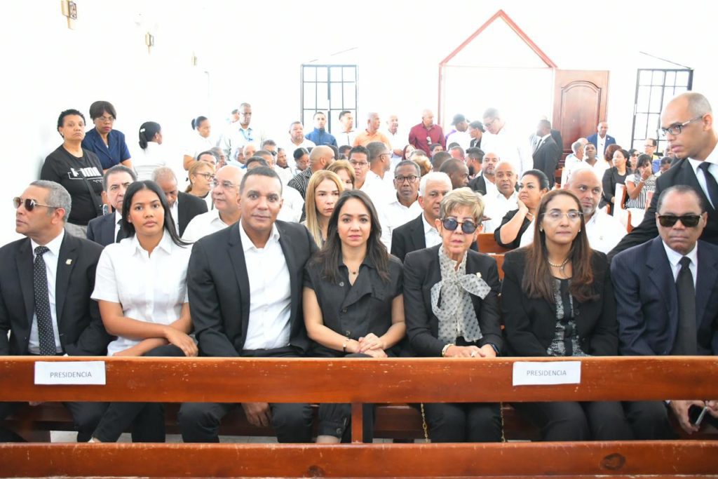 Senadores realizan guardia de honor en funeral del exsenador Francisco Jimenez Reyes 6