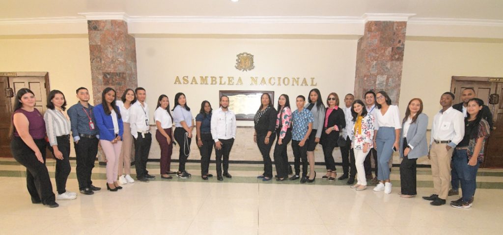 <strong>El Senado abre sus puertas para los estudiantes del Instituto Superior de Formación Docente Salomé Ureña, de Santiago</strong> 4 WhatsApp Image 2022 12 02 at 12.00.15 PM 1