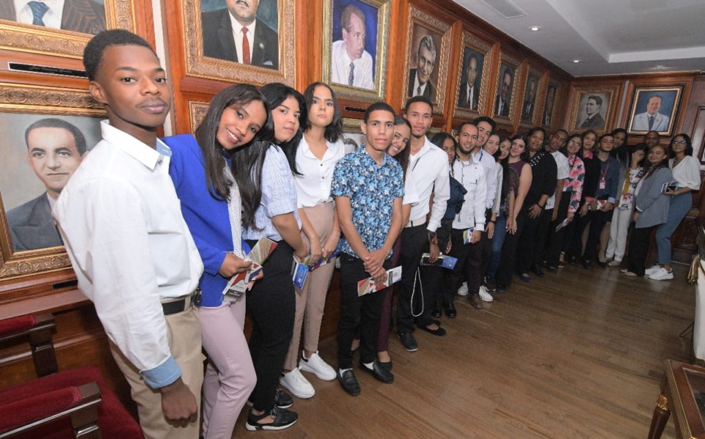 <strong>El Senado abre sus puertas para los estudiantes del Instituto Superior de Formación Docente Salomé Ureña, de Santiago</strong> 6 WhatsApp Image 2022 12 02 at 12.00.31 PM 1