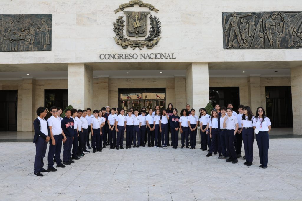 El Senado abre sus puertas a estudiantes del Colegio Bilingue New Horizons