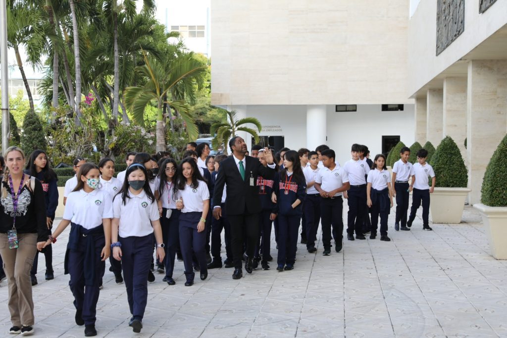 El Senado abre sus puertas a estudiantes del Colegio Bilingue New Horizons 3