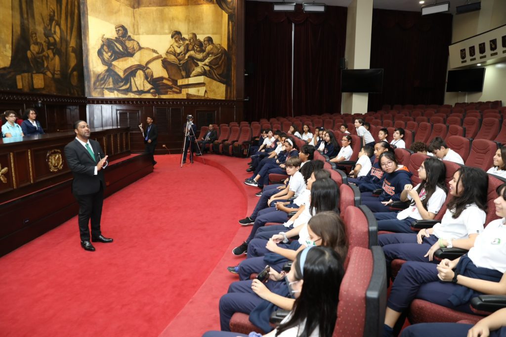 El Senado abre sus puertas a estudiantes del Colegio Bilingue New Horizons 6