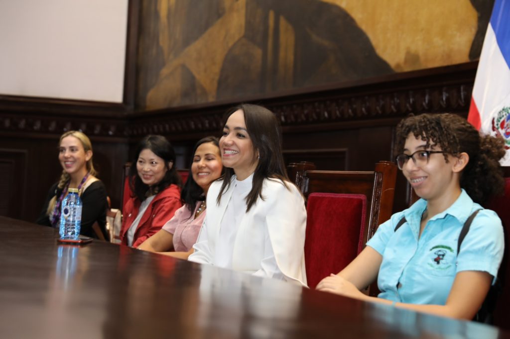 El Senado abre sus puertas a estudiantes del Colegio Bilingue New Horizons 7