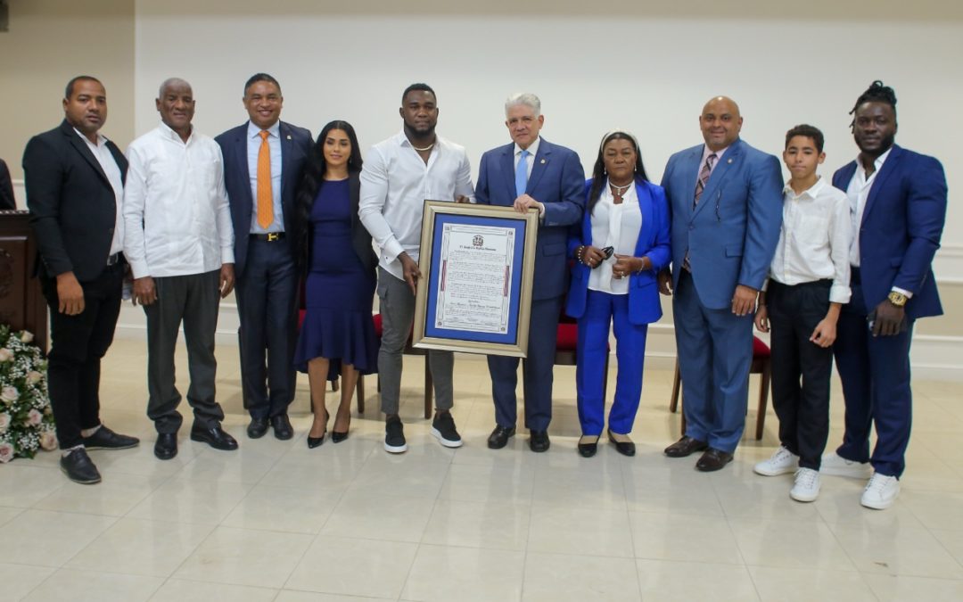 Historial de Noticias 12 El Senado reconoce al campeón mundial de boxeo Carlos “Caballo Bronco” Adames