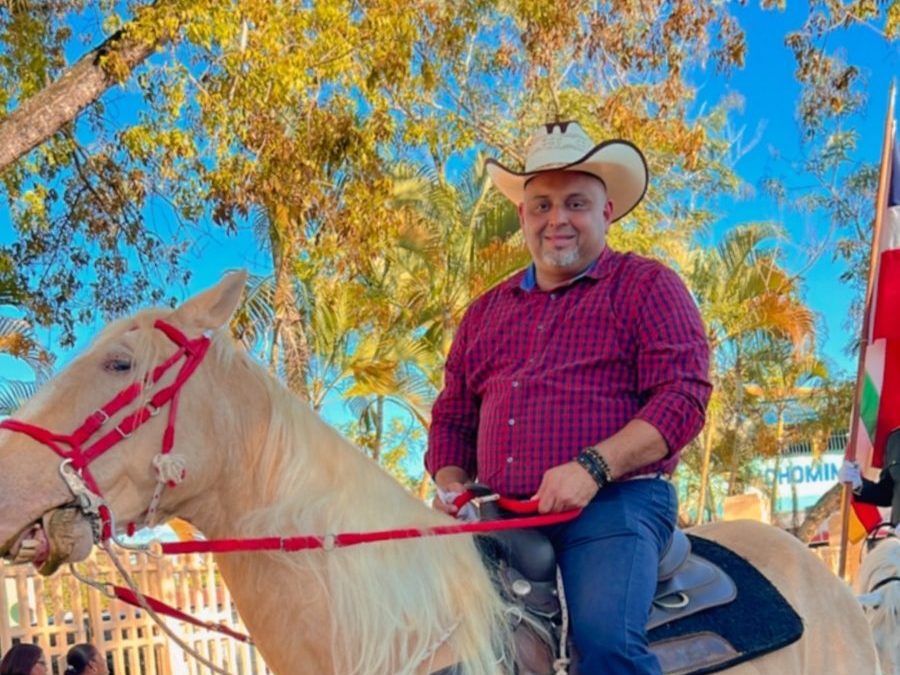 Historial de Noticias 12 El senador Lenin Valdez encabeza la cabalgata de las fiestas patronales de Monte Plata