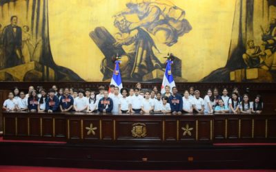 Estudiantes del Colegio New Horizons recorren el Senado de la República