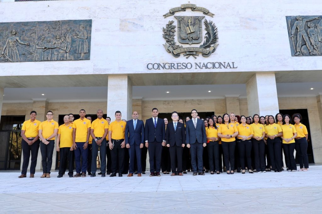 Feligreses de la Iglesia de Dios Sociedad Misionera Mundial del Distrito Nacional visitan el Senado 1