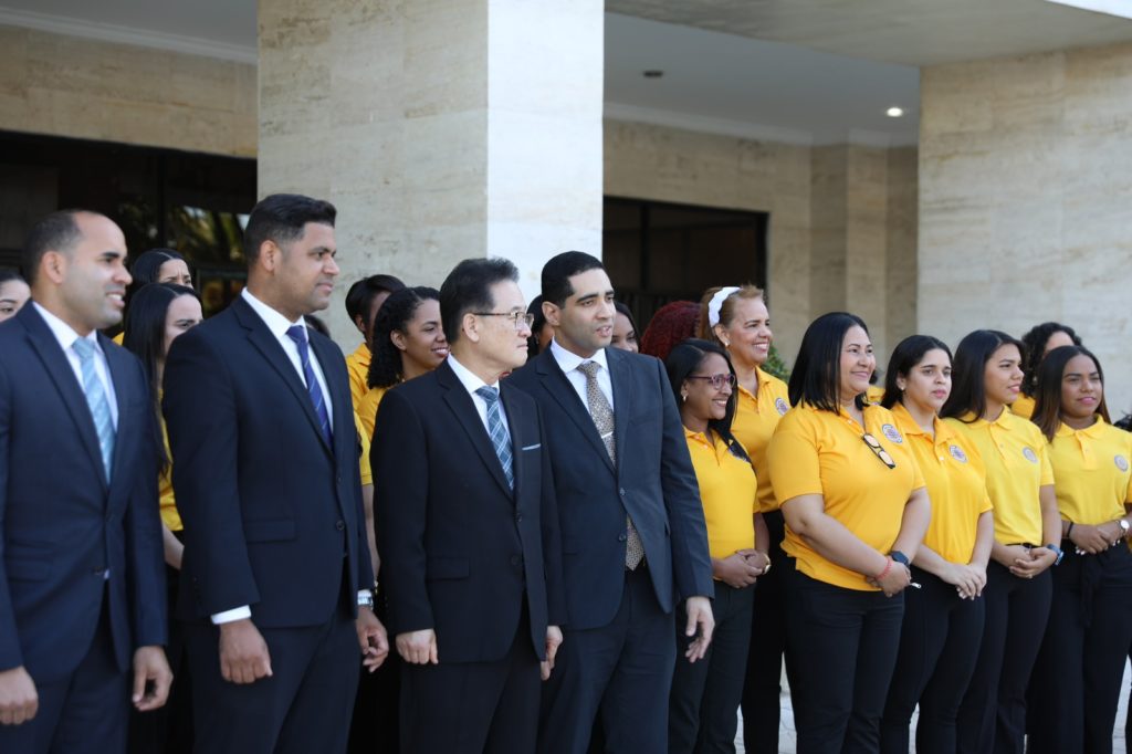 Feligreses de la Iglesia de Dios Sociedad Misionera Mundial del Distrito Nacional visitan el Senado 2