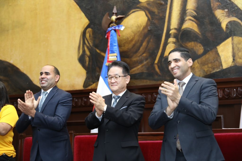 Feligreses de la Iglesia de Dios Sociedad Misionera Mundial del Distrito Nacional visitan el Senado 4