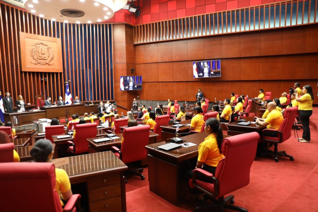 Feligreses de la Iglesia de Dios Sociedad Misionera Mundial del Distrito Nacional visitan el Senado 5