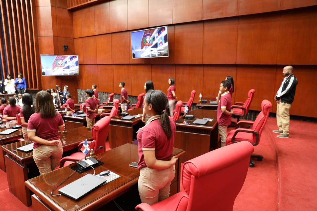 Maestros y estudiantes de la provincia Espaillat conocen por dentro el Senado de la Republica 2