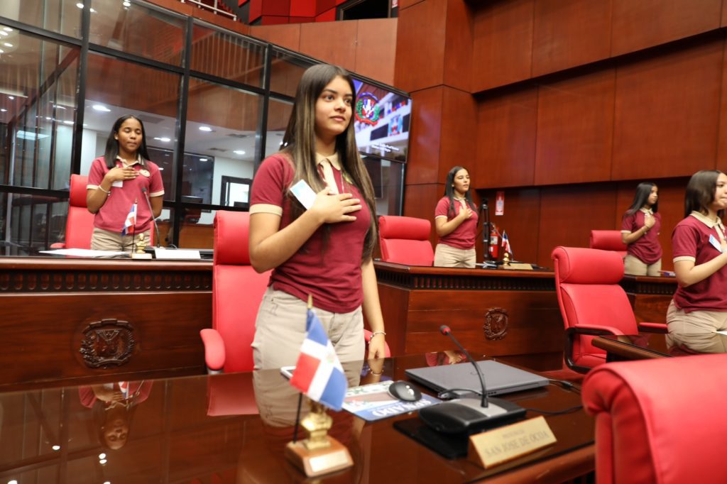 Maestros y estudiantes de la provincia Espaillat conocen por dentro el Senado de la Republica 3