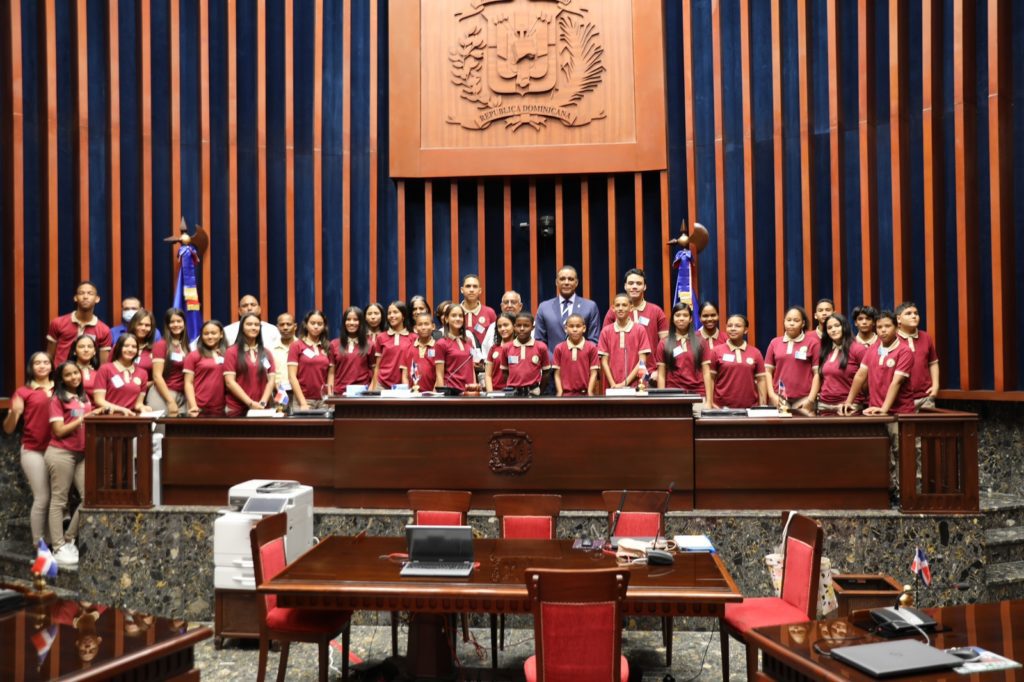 Maestros y estudiantes de la provincia Espaillat conocen por dentro el Senado de la Republica 4