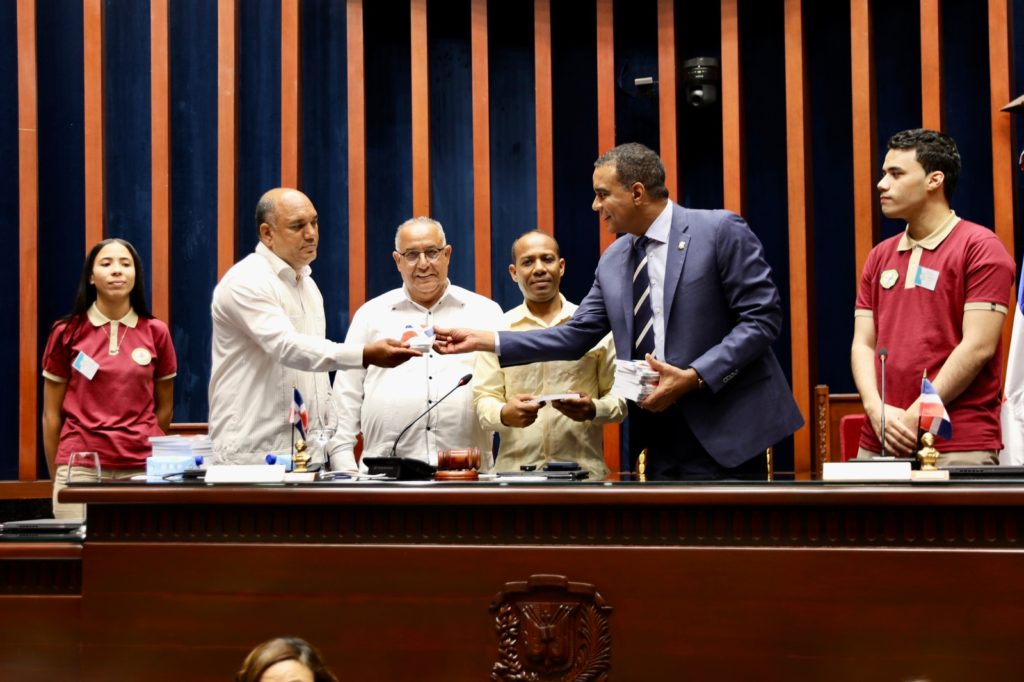 Maestros y estudiantes de la provincia Espaillat conocen por dentro el Senado de la Republica 5