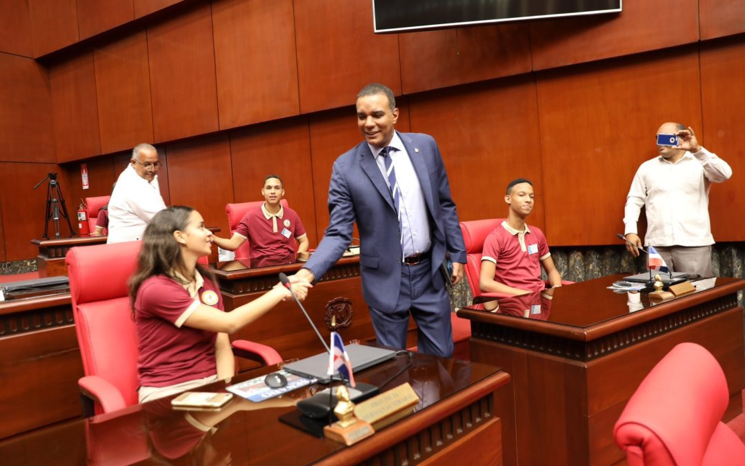 Historial de Noticias 11 Maestros y estudiantes de la provincia Espaillat conocen por dentro el Senado de la República