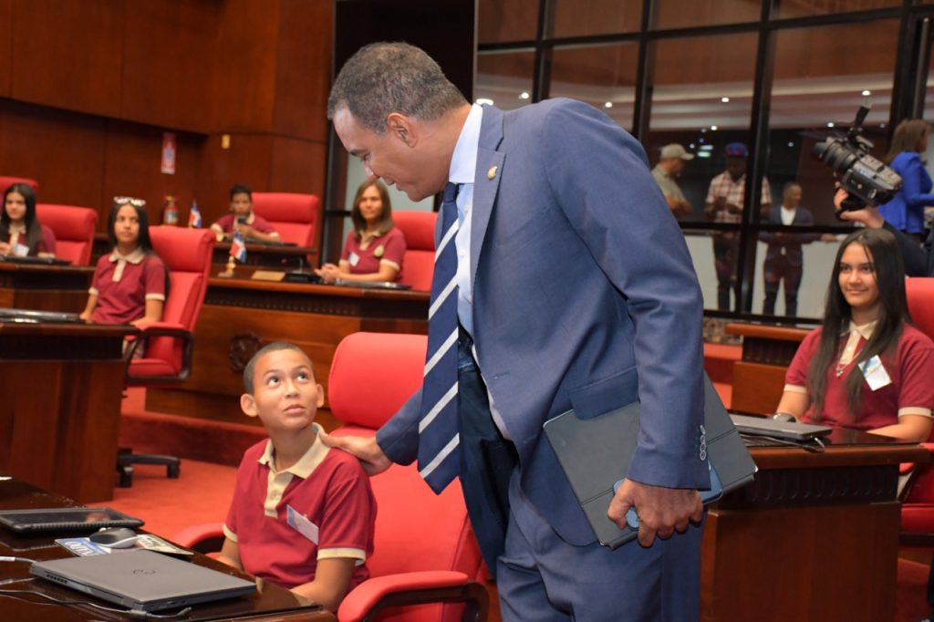 Maestros y estudiantes de la provincia Espaillat conocen por dentro el Senado de la Republica 7