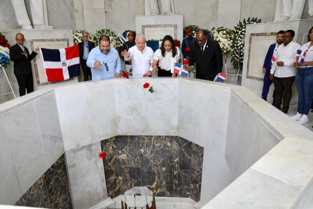 Senadores depositan ofrenda floral en Altar de la Patria por natalicio de Juan Pablo Duarte 1