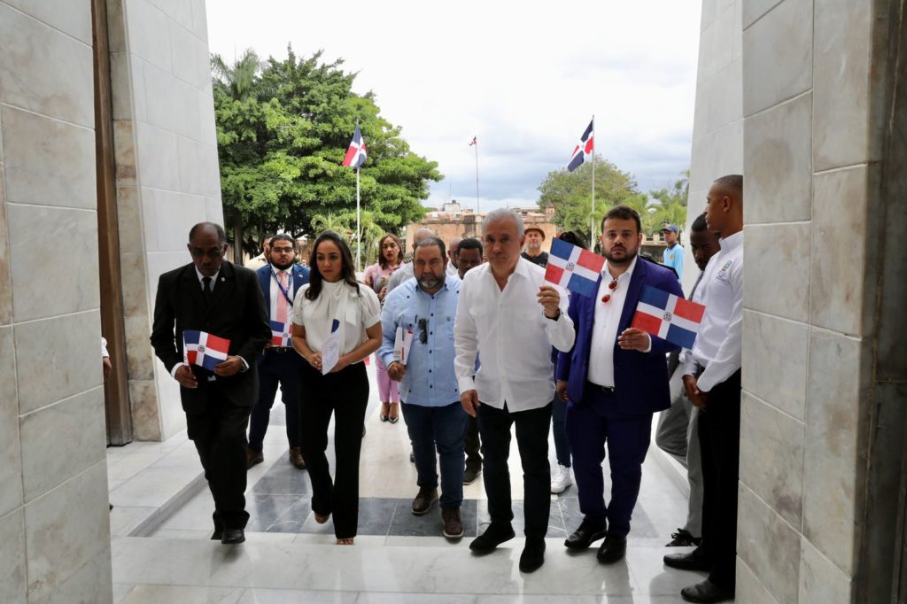 Senadores depositan ofrenda floral en Altar de la Patria por natalicio de Juan Pablo Duarte