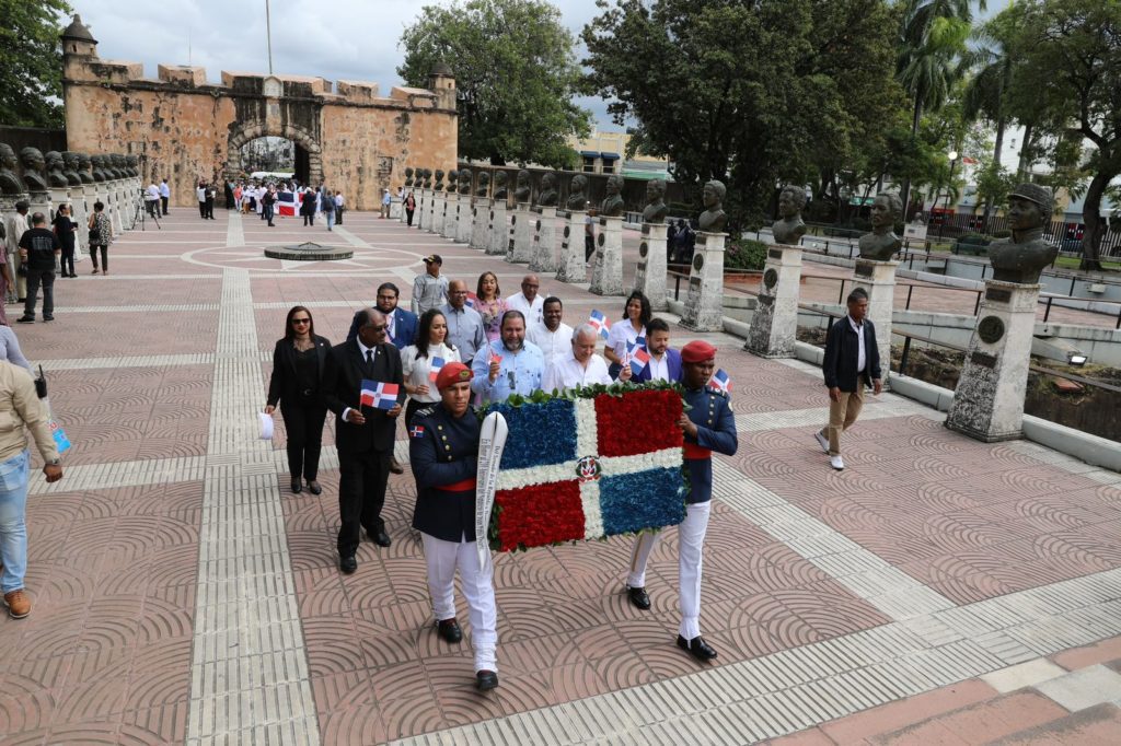 Senadores depositan ofrenda floral en Altar de la Patria por natalicio de Juan Pablo Duarte 2