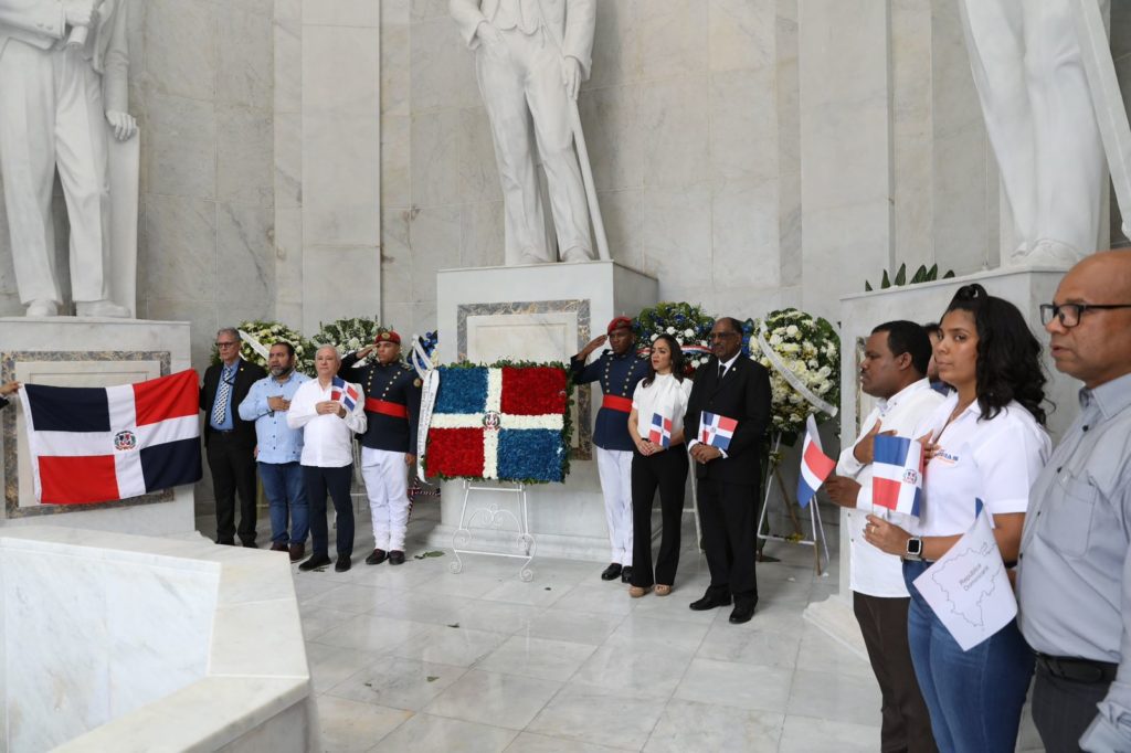Senadores depositan ofrenda floral en Altar de la Patria por natalicio de Juan Pablo Duarte 3